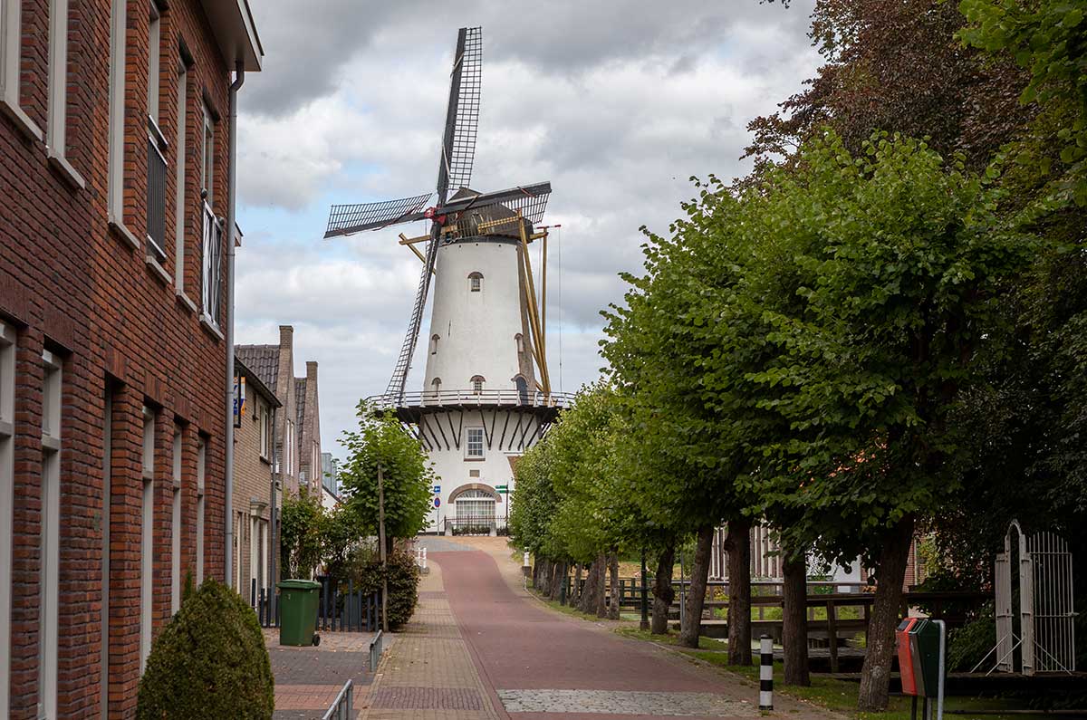 Willemstad_Achterstraat-met-molen